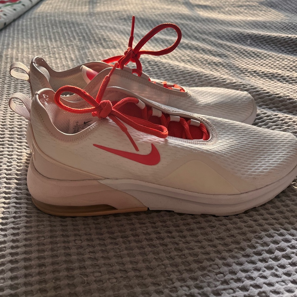 White Nike Air Max Motion 2